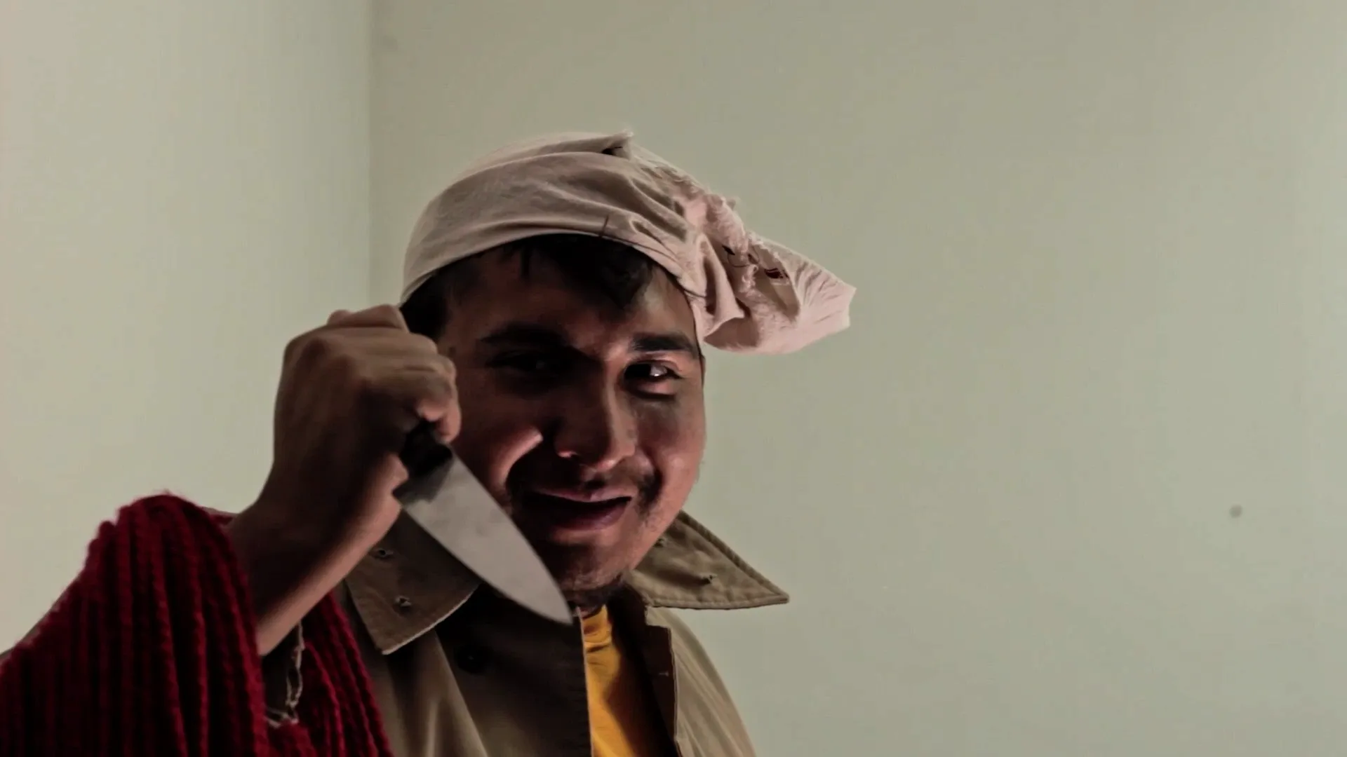 Joven con cuchillo y pañuelo blanco — gesto provocador